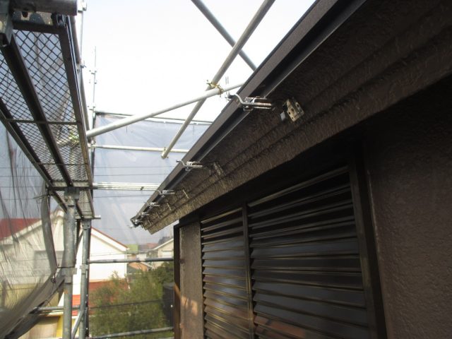 三木市で雨樋交換に伴う金具の設置